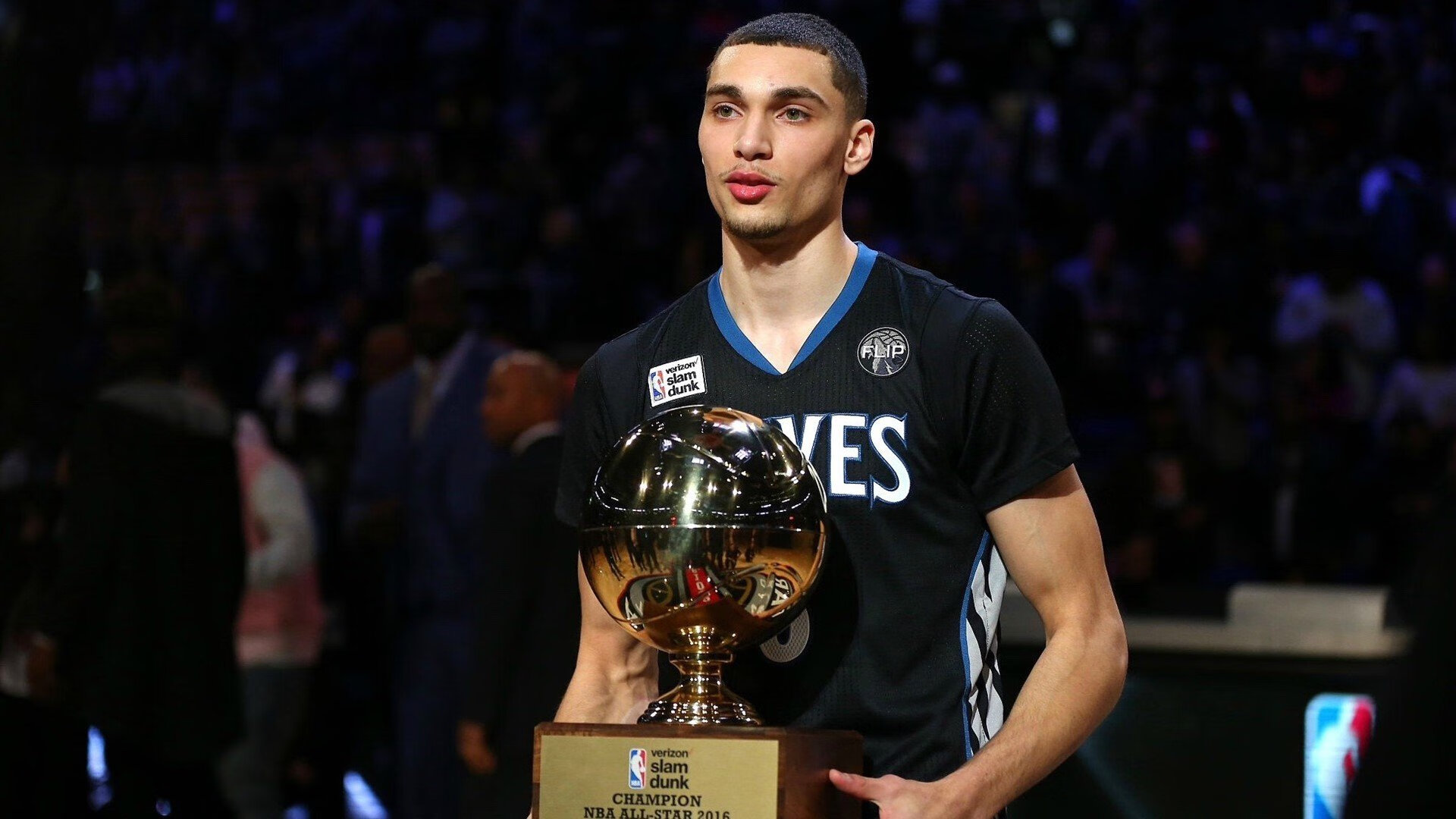 公牛教练带队回顾比赛录像强调攻守切换节奏，公牛教练组